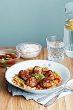 Asiatiska köttbullar med thaibasilikasås