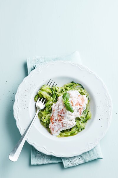 Zucchinipasta med laxsås<br />(Middag)