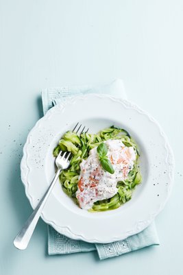 Zucchinipasta med laxsås