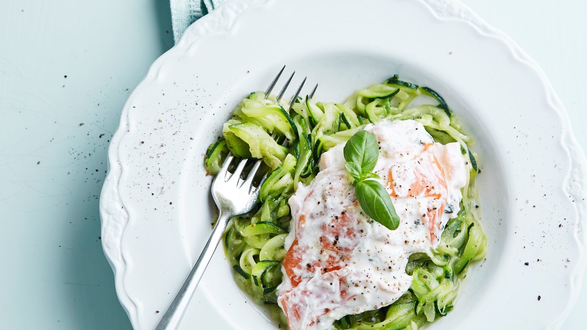 Zucchinipasta med laxsås