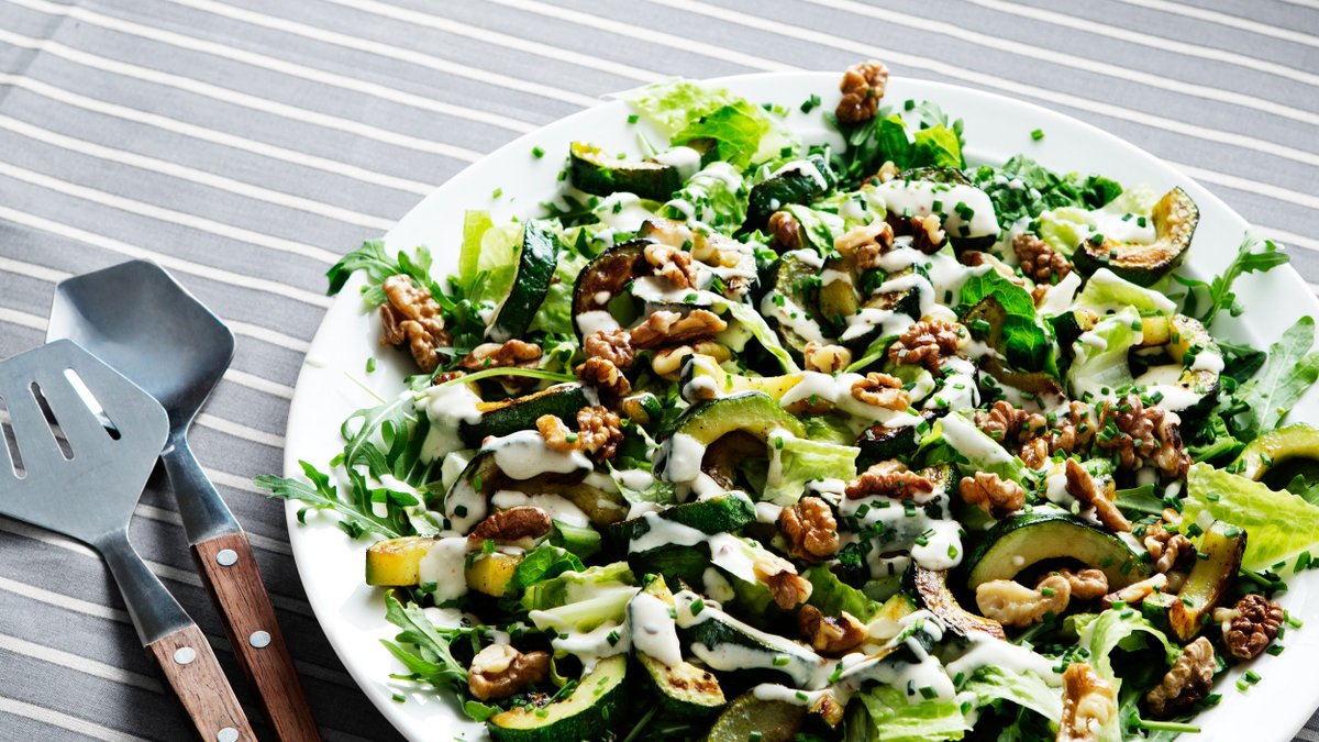 Squashsallad med valnötter och citrusdressing