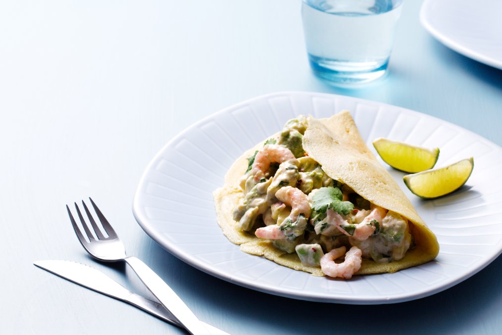 Krispig räksallad i äggwraps