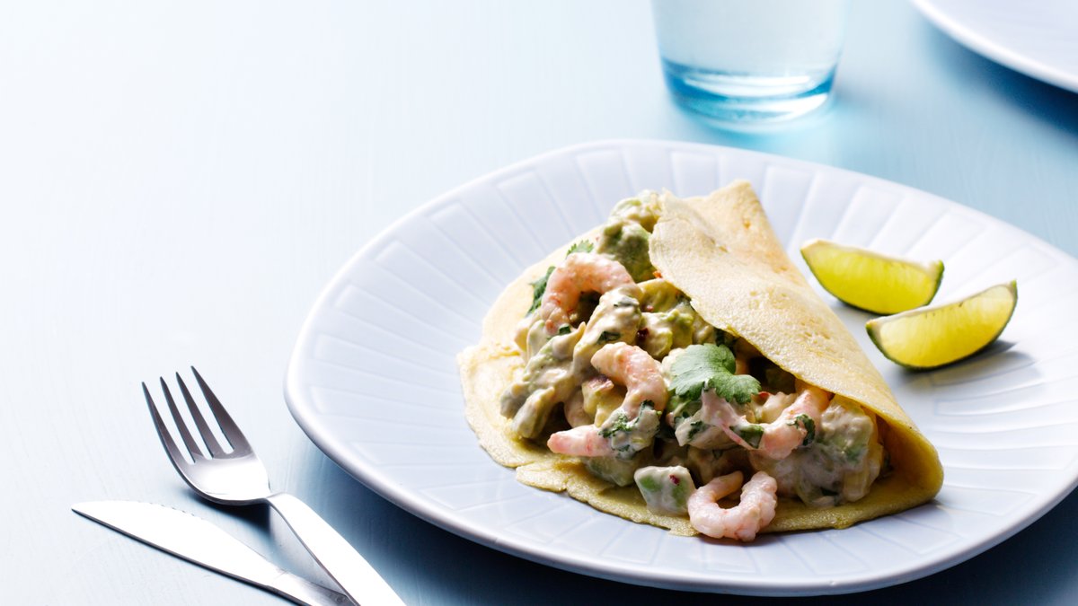 Krispig räksallad i äggwraps