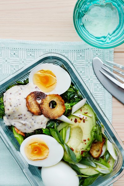 Kålsallad med avokado och ägg<br />(Lunch)