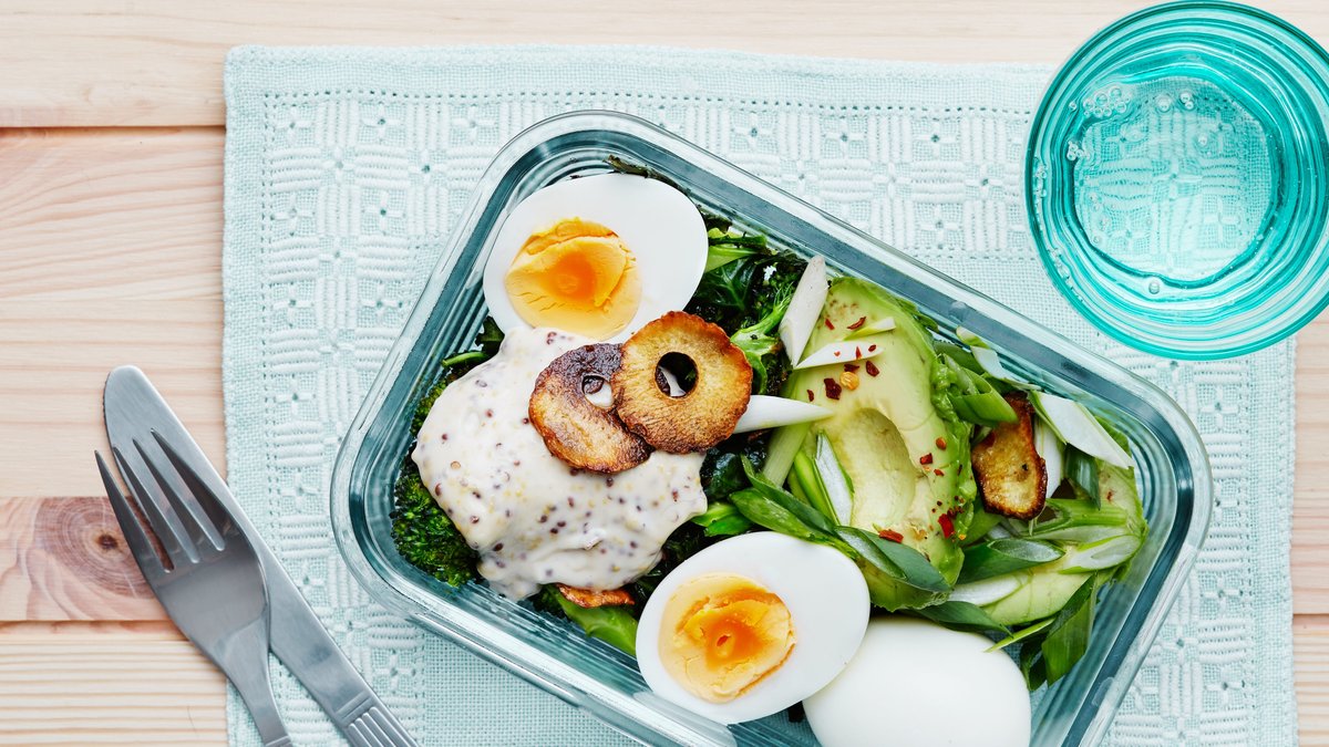 Kålsallad med avokado och ägg