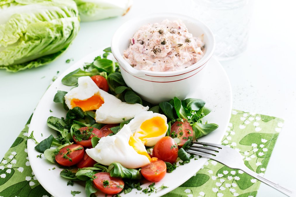 Tonfisksallad med pocherade ägg
