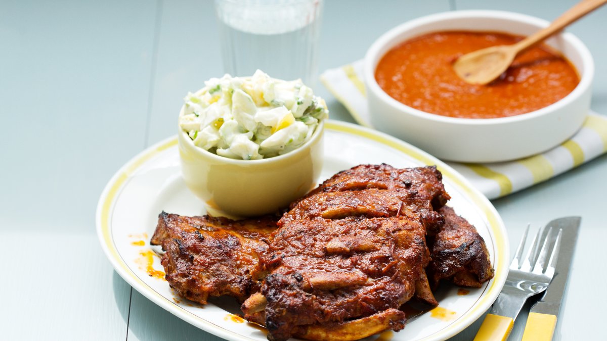 BBQ-ribs med krämig squashsallad