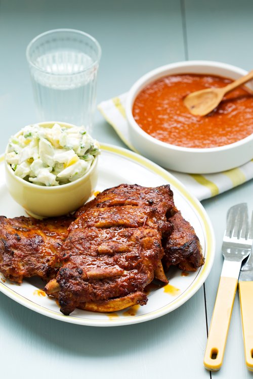 BBQ-ribs med krämig squashsallad