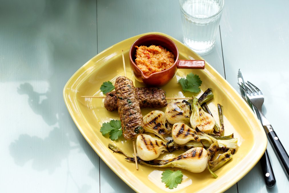 Orientaliska färsspett med grillad färsk lök