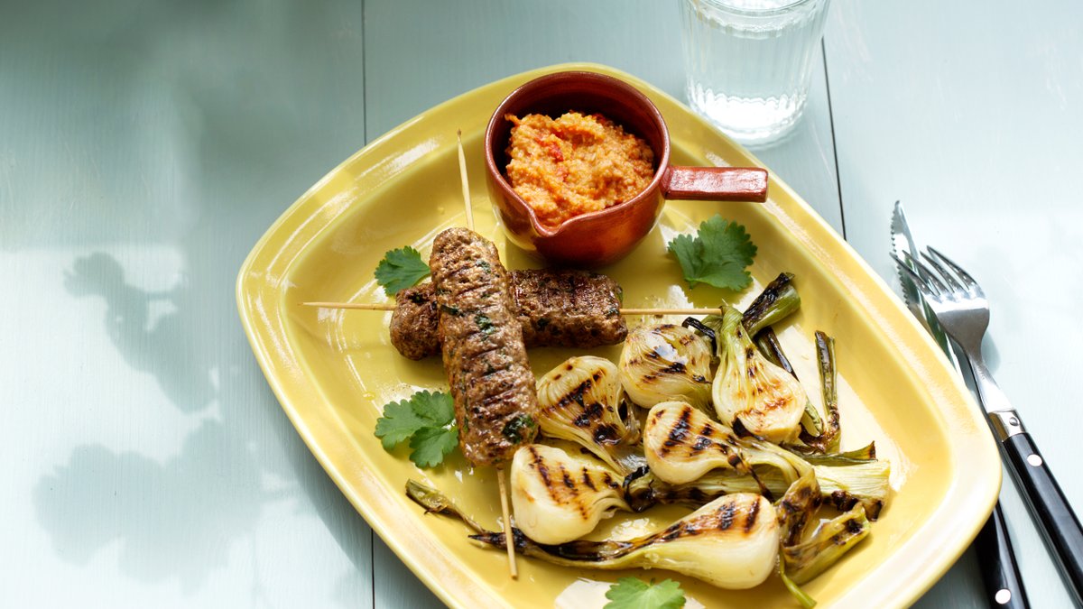 Orientaliska färsspett med grillad färsk lök