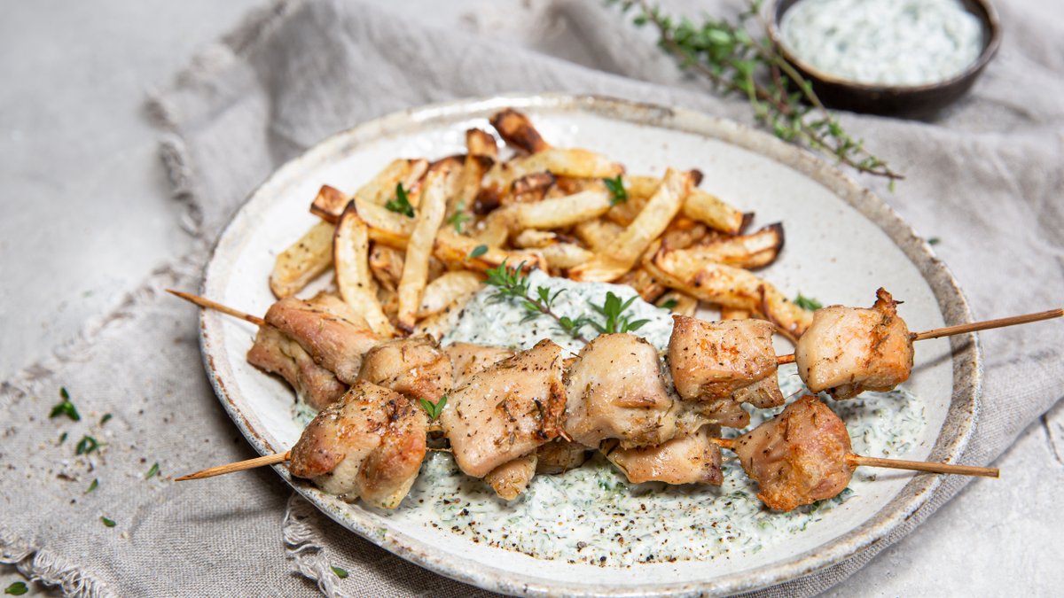 Kycklingspett med spenatdipp och pommes