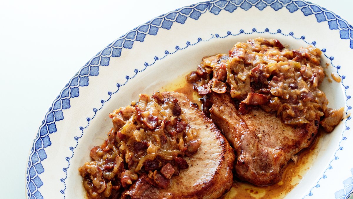 Fläskkotlett med bacon och karamelliserad lök