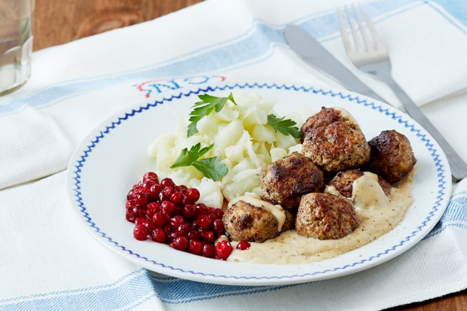 Köttbullar med lingon och gräddsås