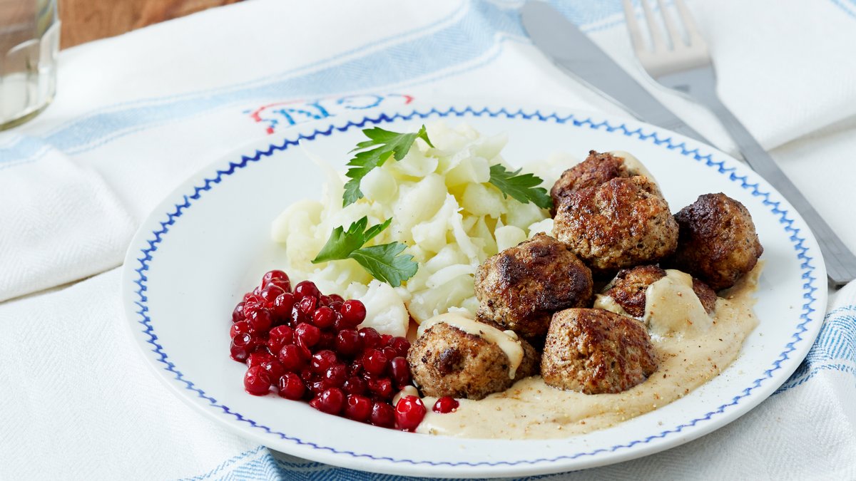 Köttbullar med gräddsås och lingon