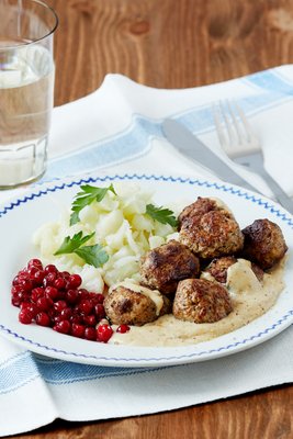 Köttbullar med gräddsås och lingon