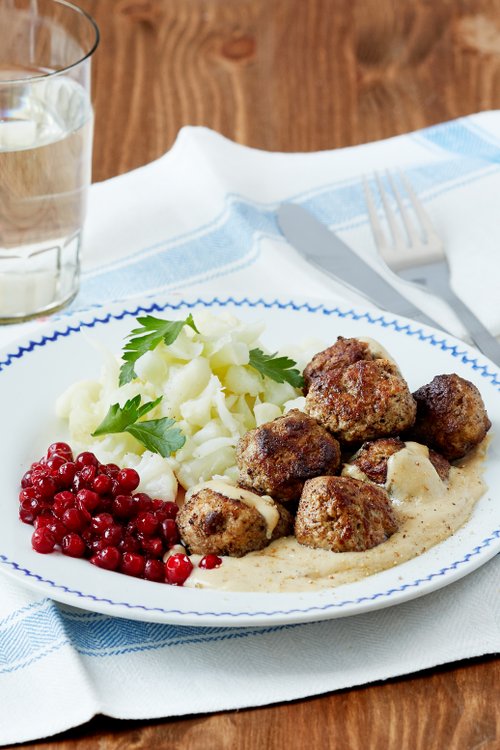 Köttbullar med gräddsås och lingon