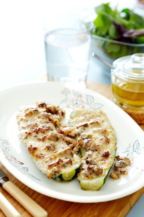 Zucchinibåtar med krämig svampfyllning