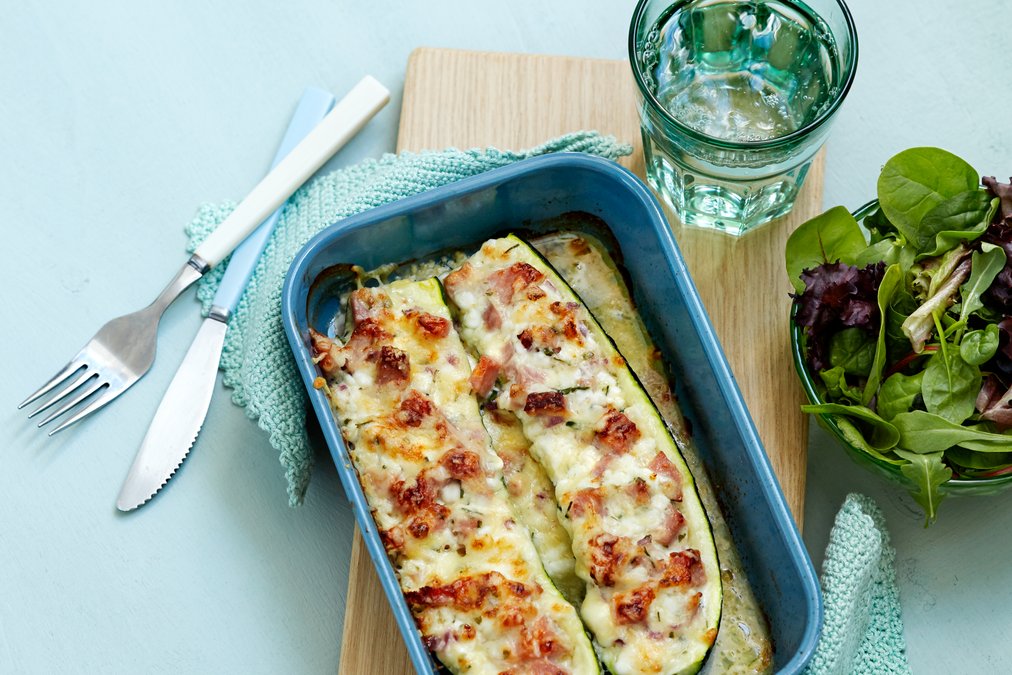 Zucchini fylld med rökt skinka