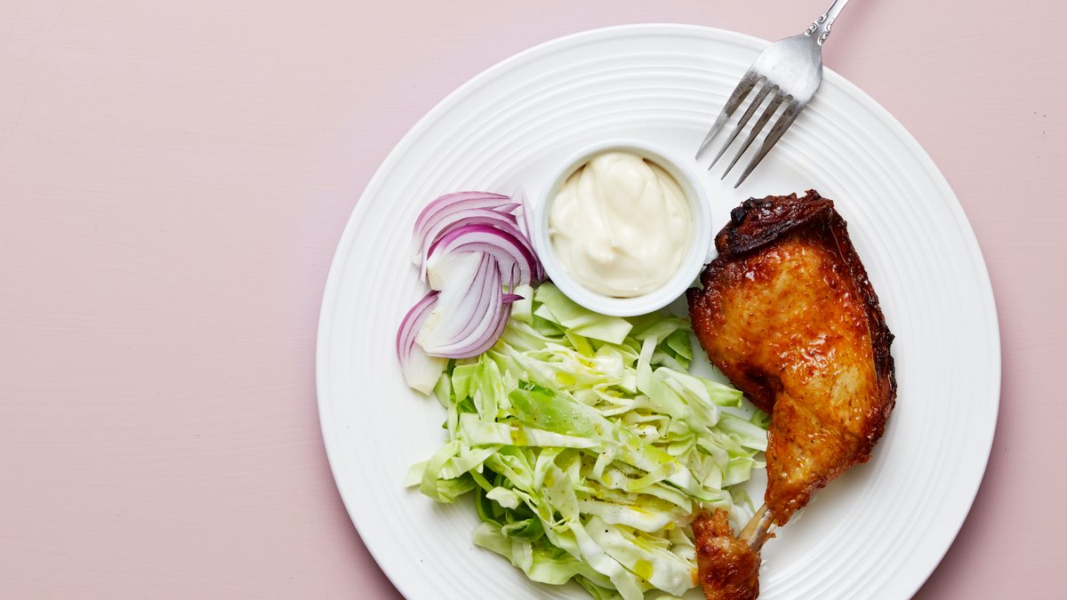 Kycklingklubba med vitkål och majonnäs