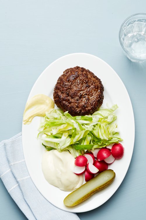 Hamburgertallrik med vitkål och majonnäs