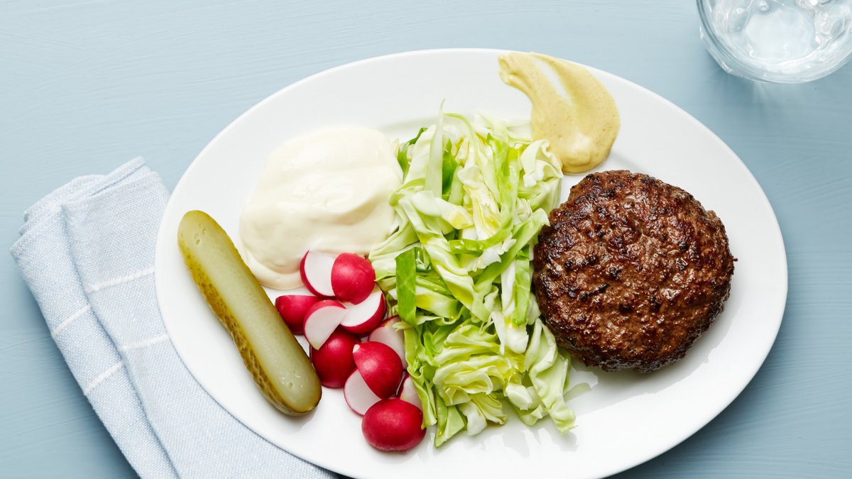 Hamburgertallrik med vitkål och majonnäs