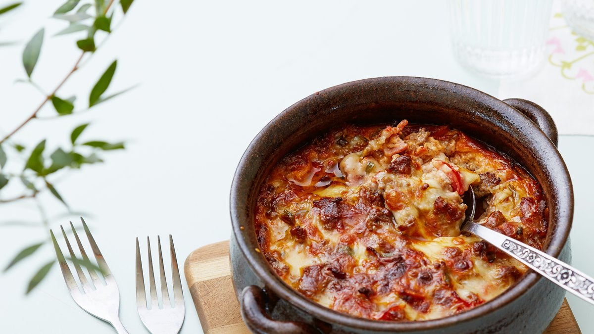 Köttfärsgratäng med bacon och tomat