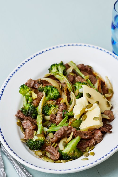Smörstekt strimlad biff med broccoli