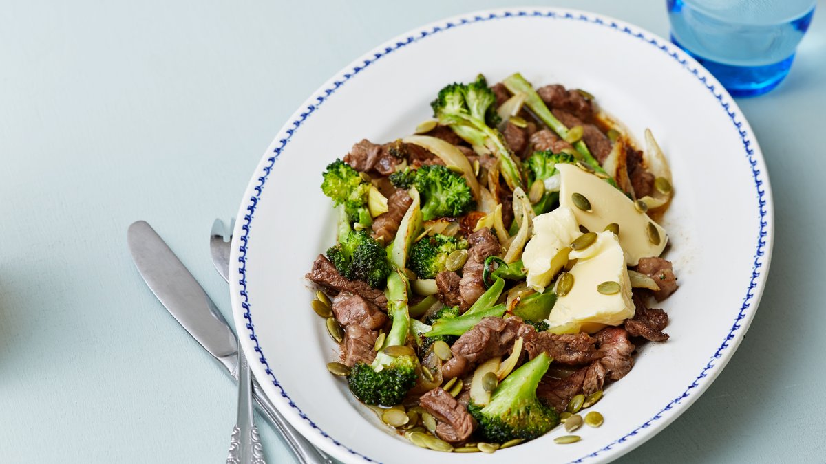 Smörstekt strimlad biff med broccoli