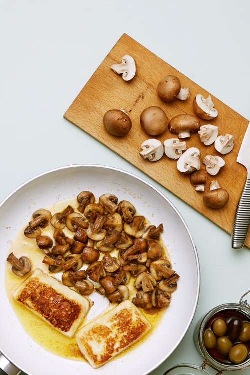 Halloumi med smörstekta champinjoner