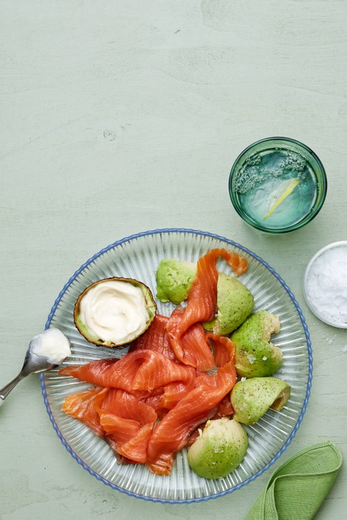 Laxtallrik med avokado och majo