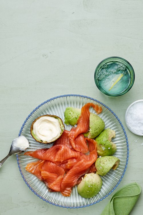 Laxtallrik med avokado och majo