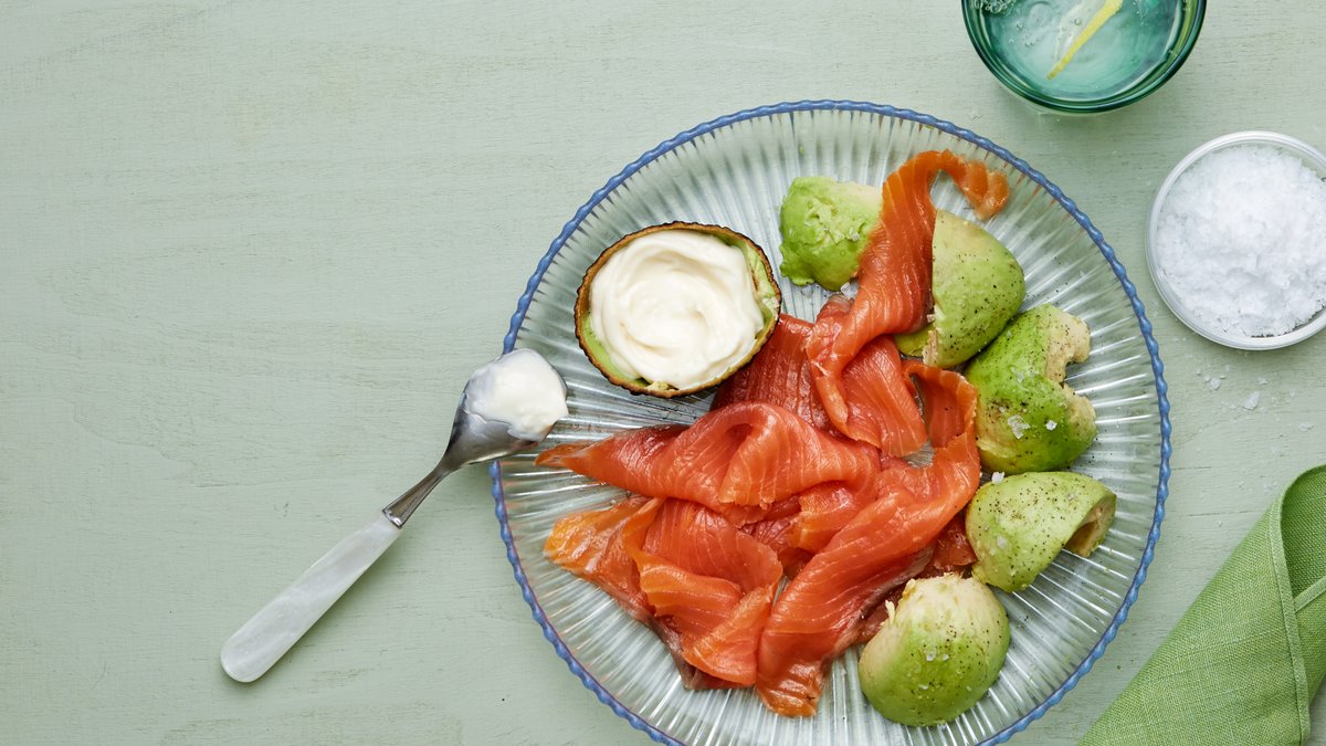Laxtallrik med avokado och majo