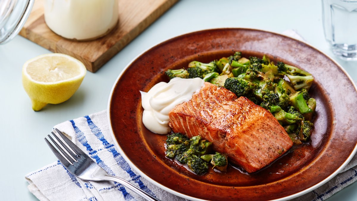 Stekt lax med broccoli och citronmajo