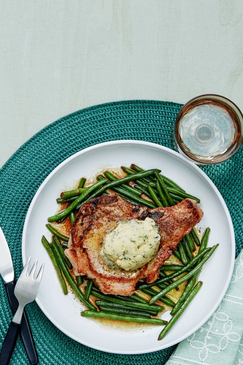 Fläskkotletter med haricots verts och vitlökssmör