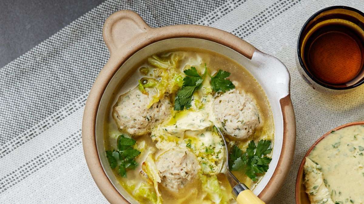 Soppa med kycklingfrikadeller och persiljesmör