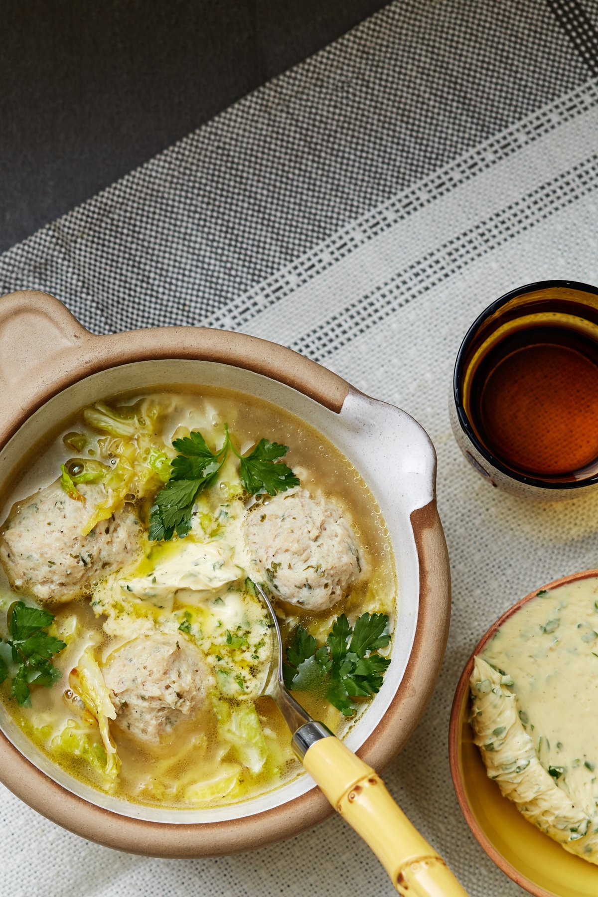 Soppa med kycklingfrikadeller och persiljesmör