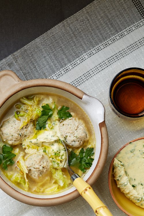 Soppa med kycklingfrikadeller och persiljesmör