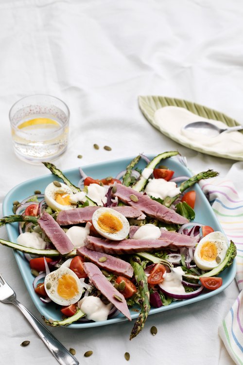 Sallad med grillad tonfisk och vitlöksdressing