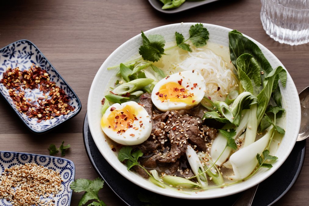 Ramensoppa med biff och pak choi