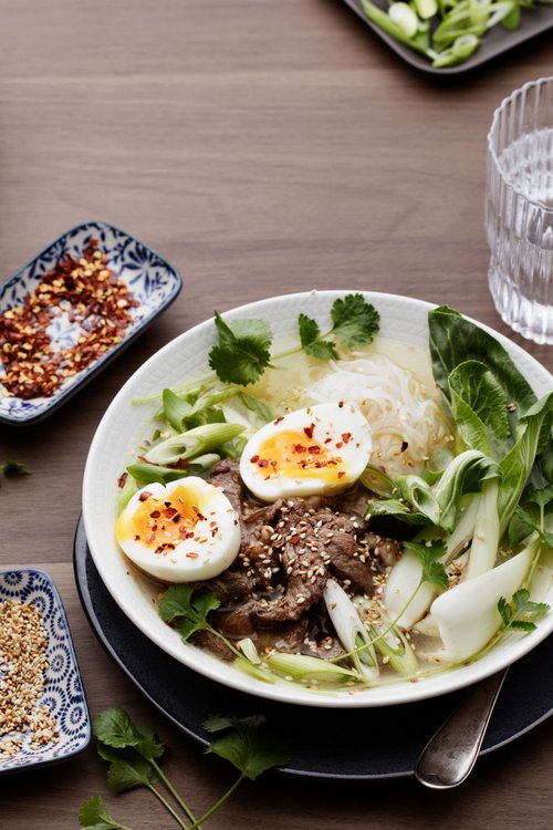 Ramensoppa med biff och pak choi
