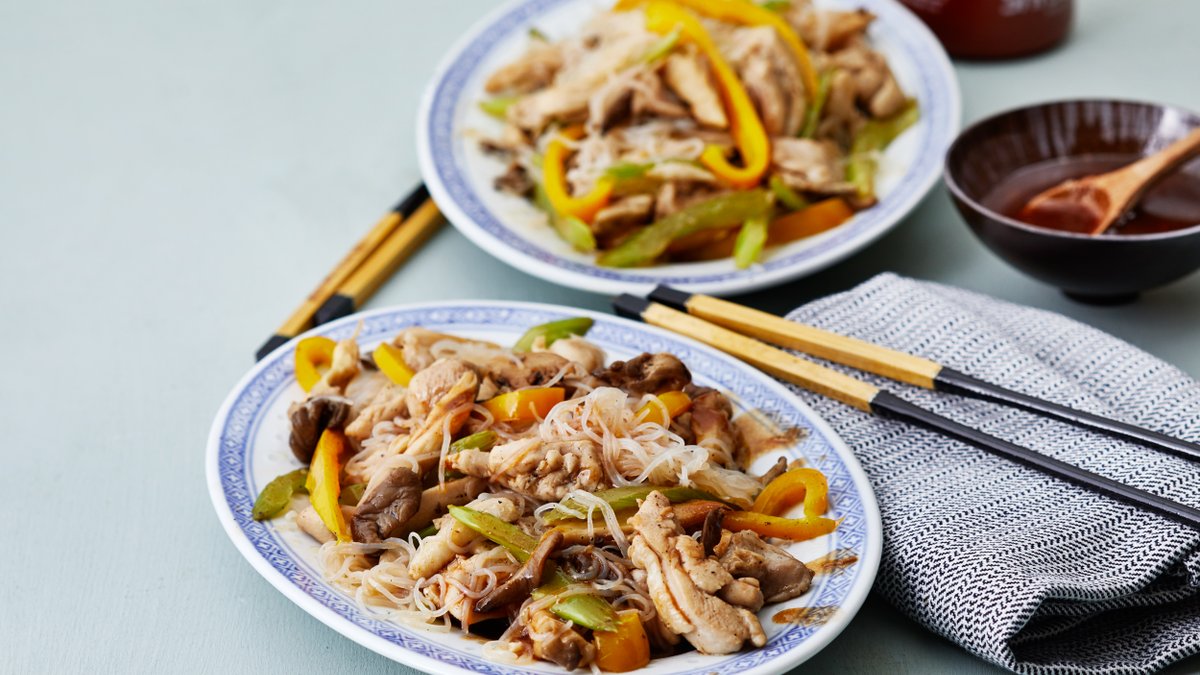 Kycklingwok med shiratakinudlar