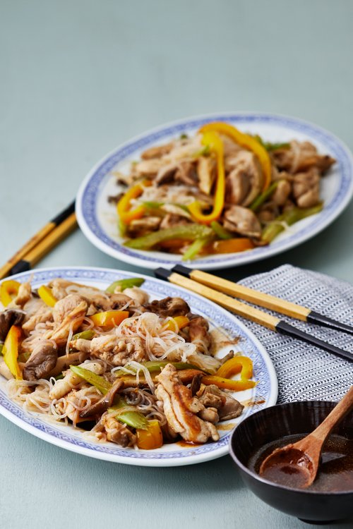 Kycklingwok med shiratakinudlar