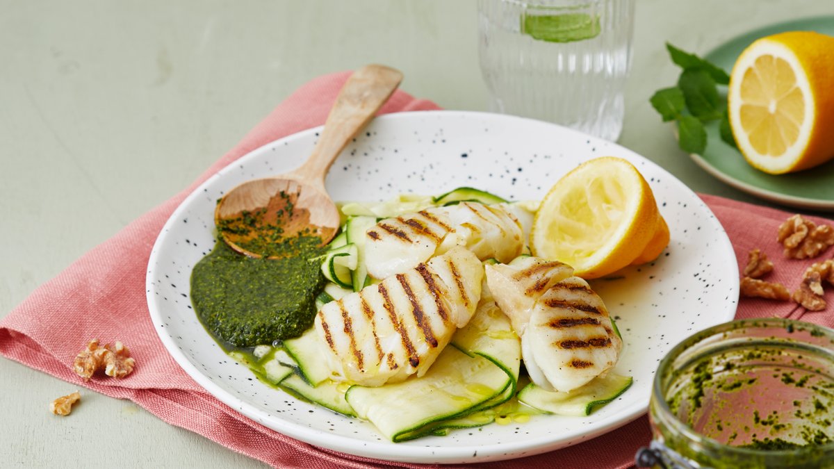 Grillad fisk med hyvlad zucchini och kålpesto