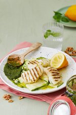 Grillad fisk med hyvlad zucchini och kålpesto