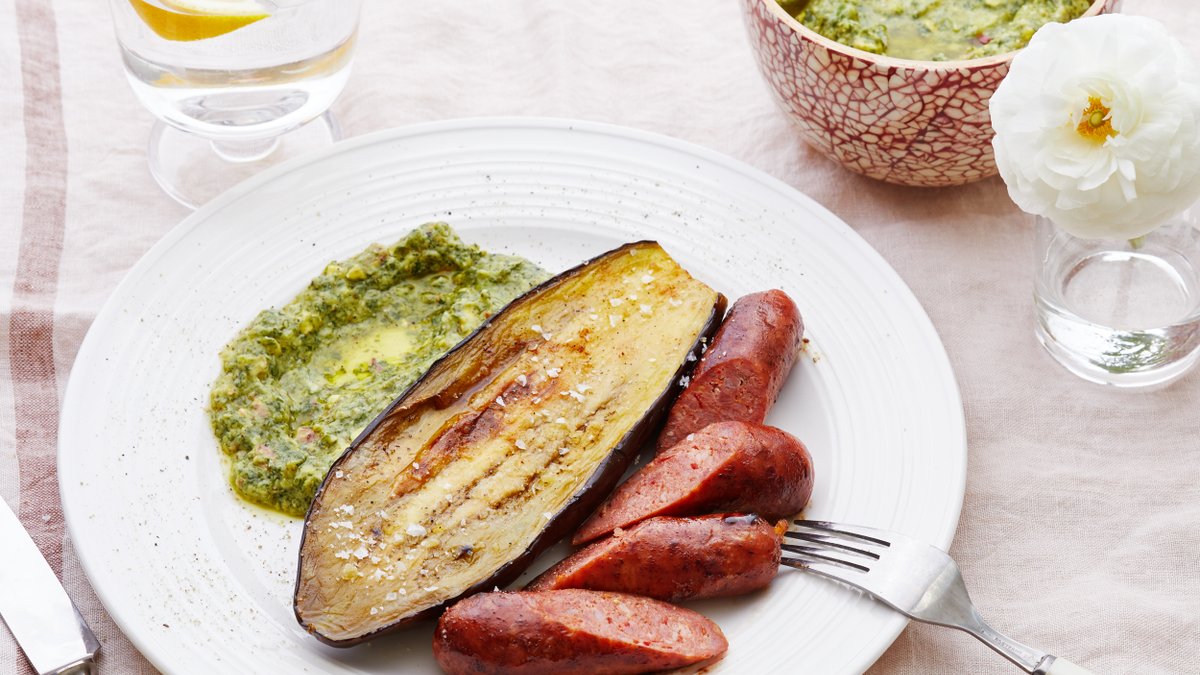 Ugnsbakad aubergine med chorizo och avokadosås