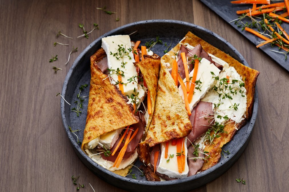 Glutenfri wrap med rostbiff, brie och krassekräm