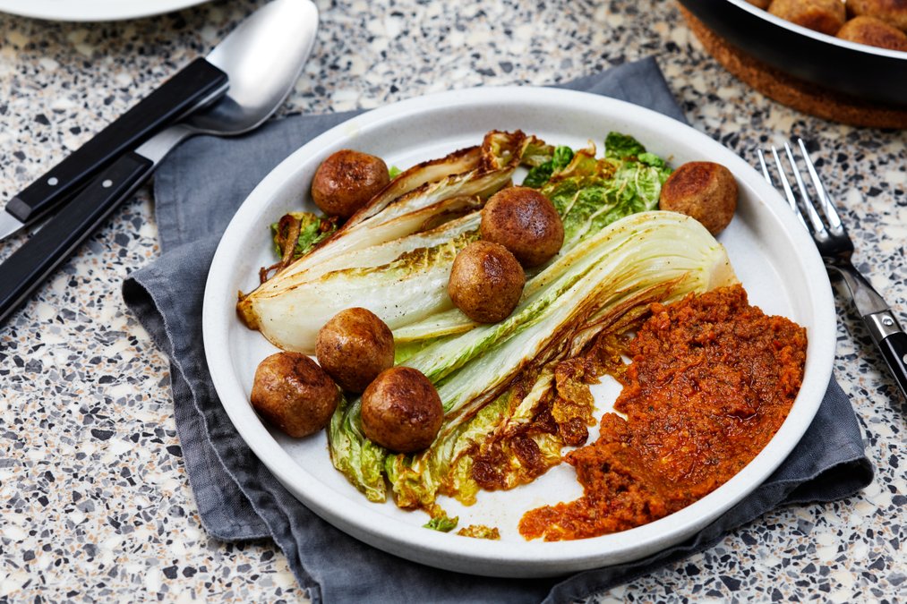 Vegetariska köttbullar med röd pesto och salladskål