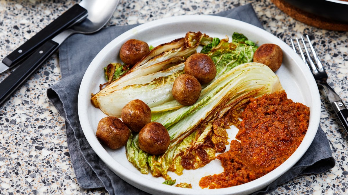 Vegetariska köttbullar med röd pesto och salladskål