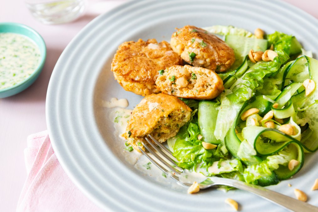 Asiatiska crab cakes med gurksallad