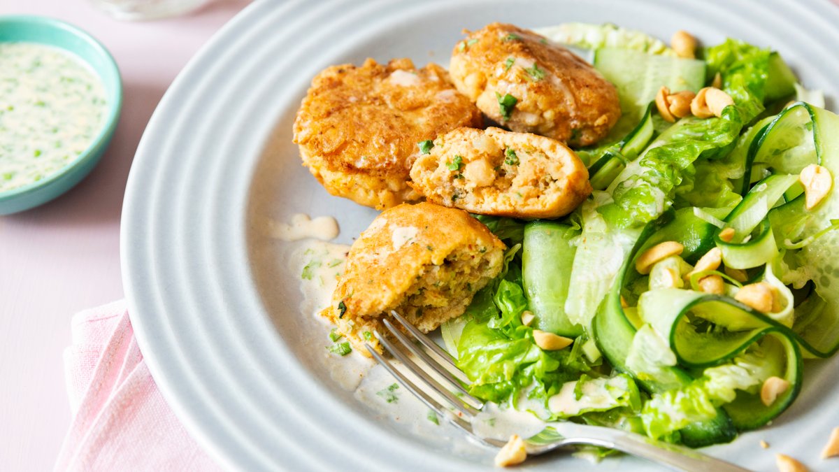 Asiatiska crab cakes med gurksallad